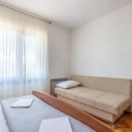 Apartment Vinka *